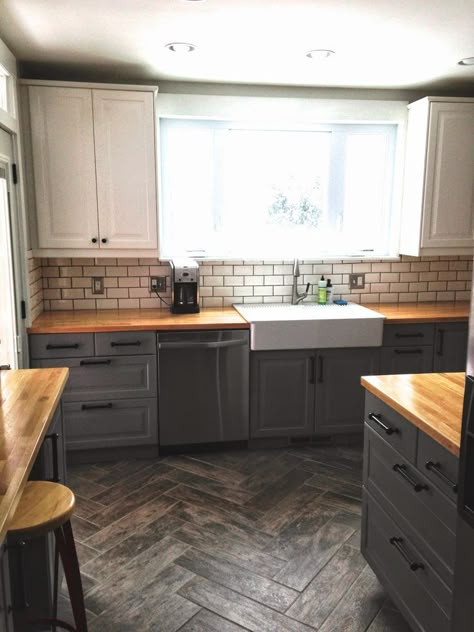 Our Ikea kitchen renovation! Akurum base cabinets in grey and Lindigo upper cabinets. Farmhouse double sink and beech butcher block. Backsplash Decor, Серая Кухня, Butcher Blocks, Gray Cabinets, Farmhouse Kitchen Cabinets, Kitchen Cabinets Makeover, Dark Cabinets, Kitchen Decorating, Upper Cabinets