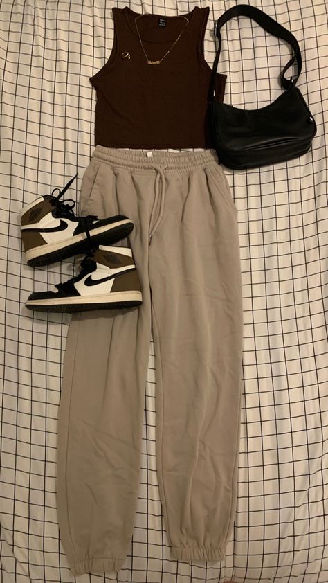 Cute Jogger Outfits Summer, Crop Top With Joggers Outfit, Unique Comfy Outfits, Sweat Pants Aesthetic Outfit, What To Wear With Beige Sweatpants, Beige Sweat Pants Outfits, Outfits With Beige Sweatpants, Beige Sweats Outfit, Tan Sweats Outfit