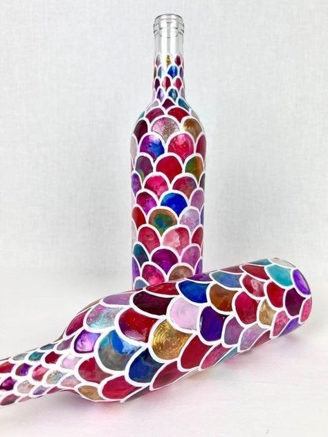 How To Paint Glass Bottles, Glass Bottle Decor Ideas, Wine Bottle Lamps, Bottle Painting Ideas, Glass Bottle Decor, Painting Glass Jars, Glass Painting Patterns, Painted Glass Bottles, Hand Painted Wine Bottles