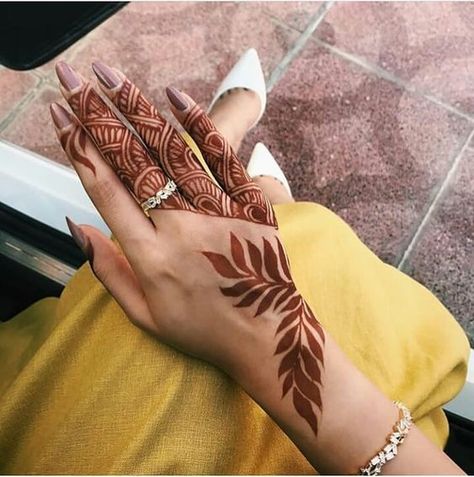 Minimal Henna Designs, Minimal Henna, Henne Tattoo, Henna Tutorial, Tato Henna, Easy Henna, Henna Tattoo Designs Hand, Modern Henna Designs, Tattoo Henna