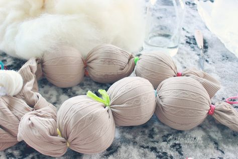 How to Make Wool Dryer Balls with Raw Wool • Lake and River Studio Felting With Raw Wool, Raw Wool Ideas, Raw Wool Projects, Diy Wool Crafts, Wool Processing, Wool Garland, Girl Hacks, Roving Wool, Diy Wool