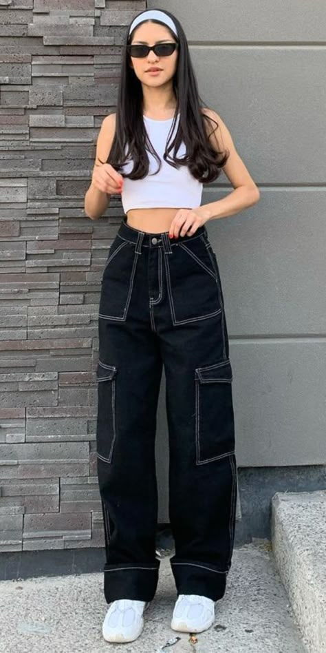 Black Cargo Pants White Stitching Outfit, Outfit Inspo Black Cargo Pants, Cargo Pants Ideas, Crop Tops And Jeans Outfit, Pantalones Cargo Mujer Outfits, Pantalon Ancho Outfits, Black Cargo Pants Outfit Aesthetic, Urban Street Style Women Streetwear, Black Cargo Pants Outfit Street Style