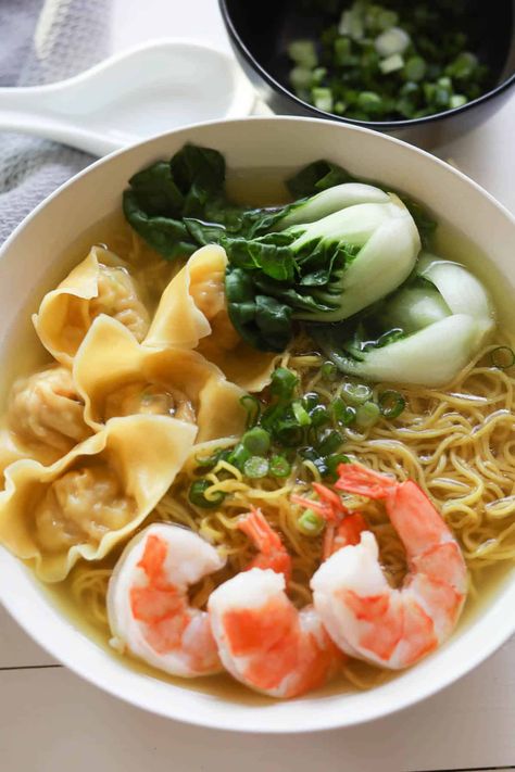 Egg Noodle Soup, Pork Wontons, Wonton Noodle Soup, Asian Soup Recipes, Vietnamese Soup, Wonton Noodles, Pork Broth, Wonton Recipes, Noodle Soup Recipe