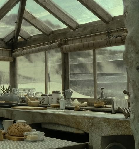 I know it's from Harry Potter but dang it I want these kind of windows in my kitchen. Shell Cottage Aesthetic, Harry Potter Interior, Hogwarts Visuals, Victoire Weasley, Shell Cottage, Louis Weasley, Bill Weasley, Harry Potter Places, Fleur Delacour