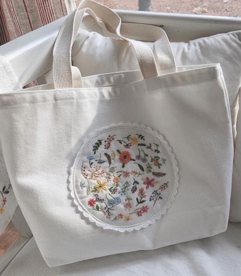 Sacs Tote Bags, Sac Diy, Ideas Embroidery, Diy Bag Designs, Embroidered Tote Bag, Tote Bags Sewing, Embroidered Tote, Embroidery Bags, Pola Sulam