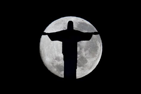 Full moon in Rio. Cool Jesus, Jesus Background, Christ The Redeemer Statue, Holy Art, Shoot The Moon, Christ The Redeemer, Jesus Wallpaper, Simple Wallpapers, Cool Backgrounds