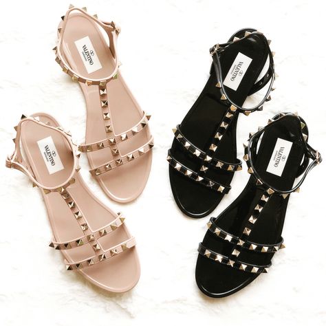 Valentino Flat Sandals, Valentino Rockstud Sandals, Sandals Ideas, Valentino Flats, Heels Green, Valentino Sandals, Valentino Couture, Green Sandals, Toe Post Sandals