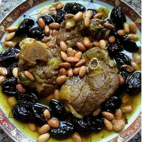 94 mentions J’aime, 1 commentaires - ELYNEFOOD T N (@elynefood_internationl_idea) sur Instagram Moroccan Lamb Tagine, Moroccan Bread, Morocco Food, Moroccan Cooking, Moroccan Lamb, Moroccan Dishes, Moroccan Food, Arabic Food, Food Presentation