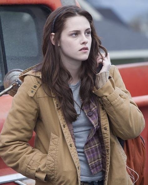 Kristen Stewart Fanpage🦋 on Instagram: “BELLA SWAN AND A LITTLE BAG PACK🦋 #kristenstewart . . . . . HASHTAGS #jenniferlawrence #robertpattinson #justinbieber #selenagomez…” Bella Swan Makeup, Bella Swan Hair, Kristen Stewart Girlfriend, Swan Makeup, Bella Swan Aesthetic, Kristen Stewart Hair, Twilight Outfits, Twilight Bella, Kristen Stewart Style