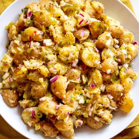 Easy Dill Pickle Potato Salad Recipe (no mayo!) Potato Salad Recipe No Mayo, Dill Pickle Potato Salad Recipe, Dill Pickle Potato Salad, Pickle Potato Salad, Potato Salad No Mayo, Fried Corn Recipes, Fried Dill Pickles, Panini Recipes Chicken, Classic Potato Salad