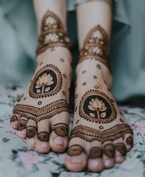 Mehendi With Alta, Bridal Mehndi Designs Modern, Foot Mehndi Design Simple, Minimalist Bridal Mehendi Designs, Minimal Foot Mehendi Design, Modern Bridal Mehendi, Leg Design Mehndi Simple, Mehendi Foot Design, Mehendi Feet Design