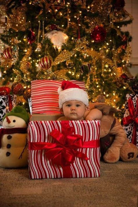 Baby Christmas Photography, Christmas Baby Pictures, Baby Mum, Christmas Family Photoshoot, Photo Halloween, Baby Christmas Photos, First Christmas Photos, Christmas Photo Ideas, Xmas Photos