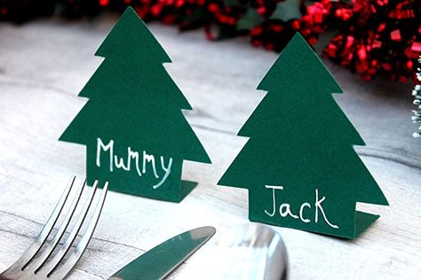 Place Holders Christmas, Cricut Place Cards Christmas, Name Cards For Christmas Table, Name Place Cards Christmas, Table Name Cards Christmas, Christmas Card Holder Tree, Christmas Table Name Tags, Diy Christmas Place Cards, Christmas Table Name Cards Diy