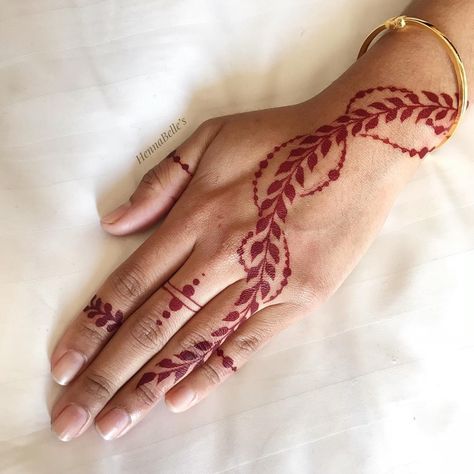 White & Red & Natural Henna on Instagram: “Throwback spontaneous design I created for one of the bridesmaid ♥️ #hennapj #hennasubang #hennapuchong #hennaserikembangan #hennattdi…” Henna Finger Tattoo, Wedding Henna Designs, Unique Henna, Red Henna, Henna Nails, Finger Tattoo For Women, Henna Tattoo Hand, Henna Art Designs, Black Henna