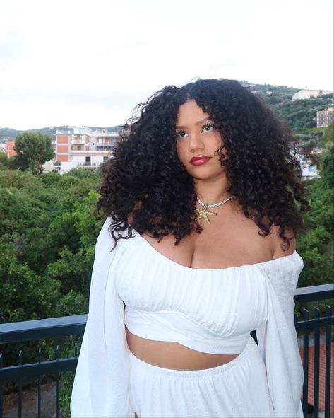 italy, italian summer, ootd, white outfit, white maxi skirt, aesthetic outfit, starfish necklace, curly hair, curls, sunrise, makeup Skirt Aesthetic Outfit, Sunrise Makeup, Maxi Skirt Aesthetic, Skirt Aesthetic, White Maxi Skirt, Italy Pictures, Hair Curls, White Maxi Skirts, Summer Ootd