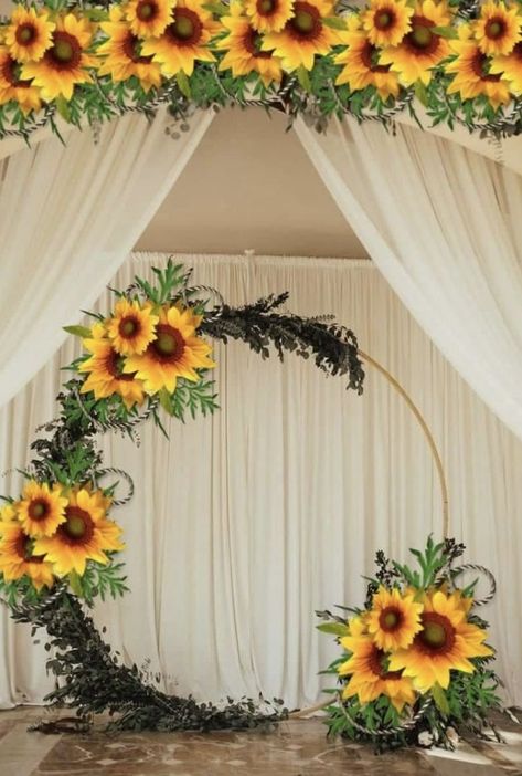 فن الرسم بالمسامير, Sunflower Birthday Parties, Stall Decorations, Sweet 15 Party Ideas Quinceanera, Sweet 15 Party Ideas, Sunflower Wedding Decorations, Rustic Sunflower Wedding, Sunflowers And Roses, Sunflower Party