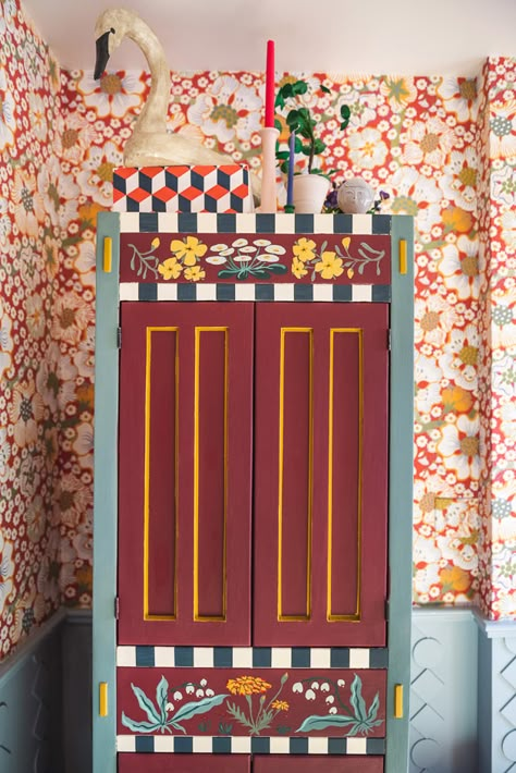 Scandinavian Folk Art Stencil, Scandinavian Folk Interior Design, Mural Dresser, Closet Painting Ideas, Painting Dresser Ideas, Before And After Makeover, Painted Mirrors, Painted Closet, Scandinavian Room