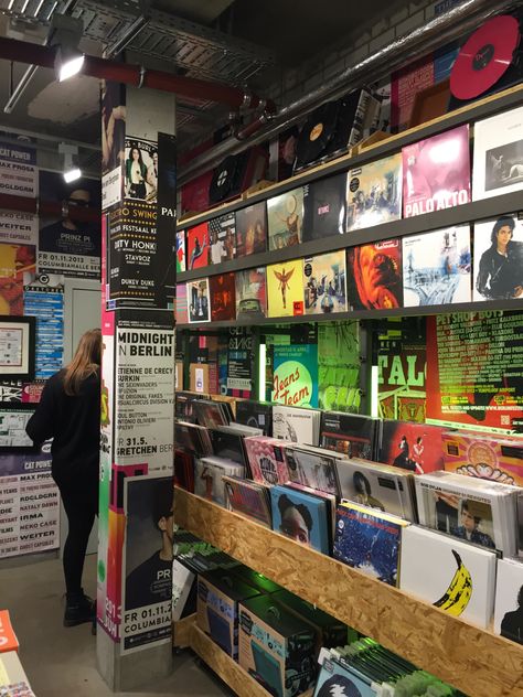 music vibes record store berlin aesthetic Berlin Club Aesthetic, Berlin Aesthetic Girl, Berlin Vibes Aesthetic, Berlin Photo Ideas, Berlin Aesthetic Style, Berlin Germany Aesthetic, Berlin Vibes, Berlin Shopping, Berlin Summer