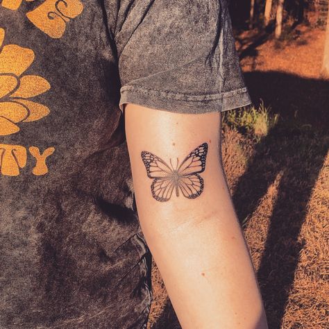 Monarch upper arm tattoo Drawing On Arm, Monarch Tattoo, Tattoo Papillon, Tattoos On Arm, Inside Of Arm Tattoo, Monarch Butterfly Tattoo, Butterfly Tattoos On Arm, Butterfly Wrist Tattoo, Small Chest Tattoos