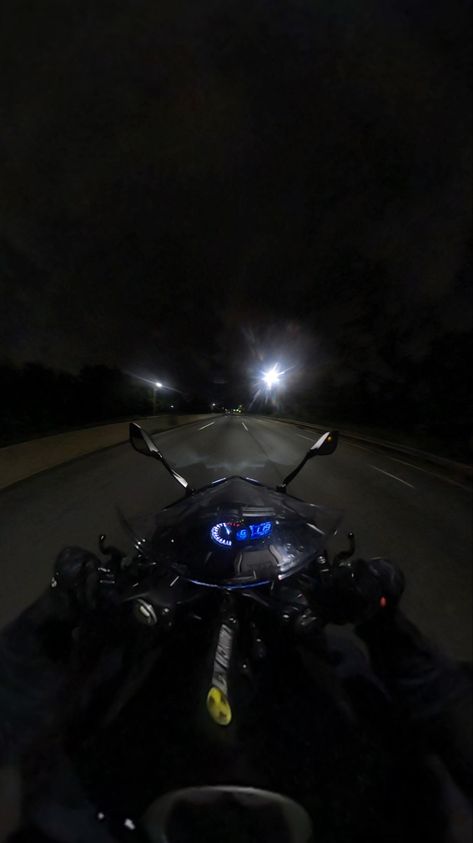 Motorbike At Night Aesthetic, Night Riding Bike, Night Ride Motorcycle Aesthetic, Motorcycle Pfp, Motorcycle On Road, Motorcycle At Night, Motorbike Photos, Night Bike Ride, Biker Photography