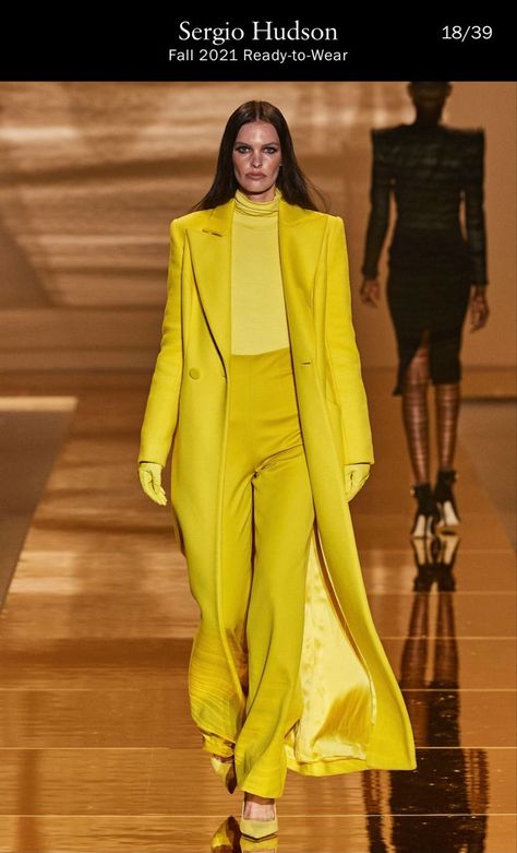 Monochromatic Fashion, Yellow Coat, Classy Work Outfits, Classy Casual Outfits, Winter Mode, Yellow Fashion, Suit Fashion, Trendy Colors, Vogue Runway