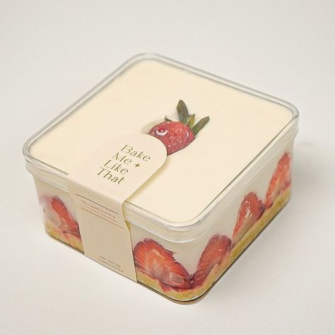 Strawberry Dessert Box, Small Bakery Packaging, Dessert Label Design, Dessert Box Packaging, Dessert Box Aesthetic, Strawberry Packaging, Dessert Boxes Packaging, Fancy Bakery, Dessert Packaging Design