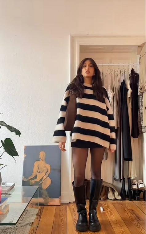 Big Sweater And Skirt Outfit, Mini Skirt And Sweater Outfit, Daytime Date Outfit, Big Sweater Outfit, Dark Academia Outfit, Oversized Sweater Outfit, Diy Vetement, Sweater Trends, Fashionista Clothes