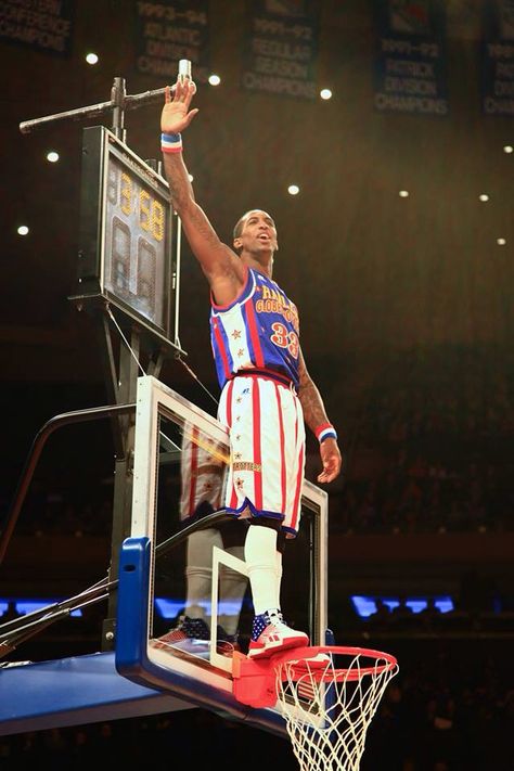 Harlem Globetrotters Richard Johnson, Wilt Chamberlain, Harlem Globetrotters, Hoop Dreams, Basketball Photography, Sports Images, Basketball Pictures, Adult Swim, Futurama