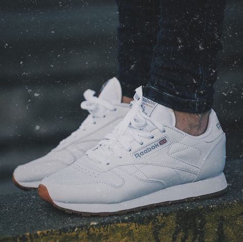 Simple Sneakers, Reebok Shoes Women, Air Shoes, Reebok Classic Leather, Reebok Classics, Nike Air Shoes, Reebok Sneakers, Sneakers Puma, Reebok Shoes