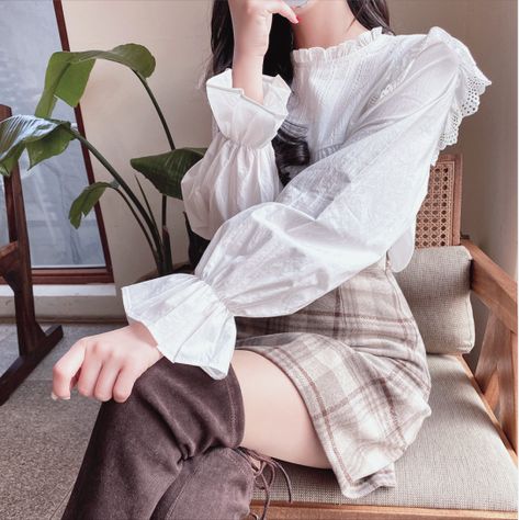 Kpop Grunge Aesthetic, Ruffle Blouse Outfit, Chuu Fashion, White Blouse Outfit, Kpop Grunge, Aesthetic Wear, Blouse Korea, White Blossom, Thai Clothes