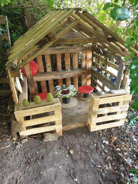 Easy To Make Forts, Play House Out Of Pallets, Wood Pallet Playhouse, Pallet Outdoor Play, Kids Pallet Projects, Diy Pallet Kids Outdoor Play, Pallet House For Kids, Pallet Diy Ideas, Pallet Clubhouse For Kids