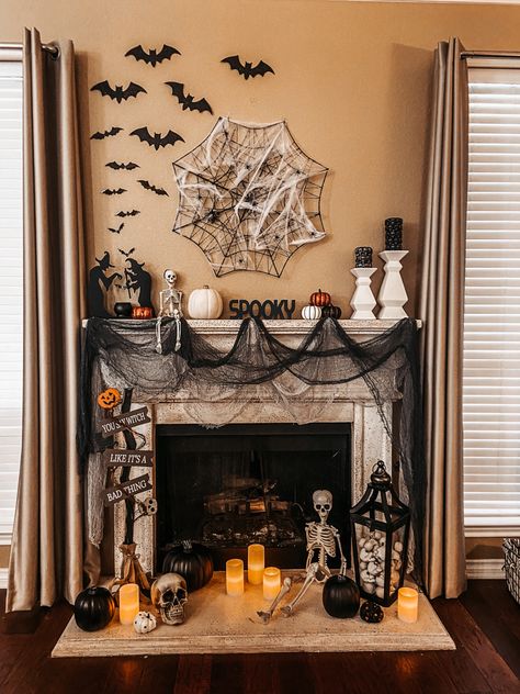 Halloween Decoration Fireplace, Fireplace Halloween Decor Ideas, Halloween Chimney Decorations, Halloween Decor Wall Ideas, Black And White Halloween Fireplace Decor, Halloween Decorations Fireplace With Tv, Halloween Inside House Decorations, Halloween Decorations Indoor Inspiration, Spooky Fireplace Mantle