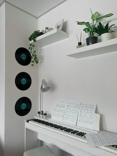 Room With Piano Aesthetic, Piano Set Up Ideas, Piano Bedroom Ideas, Piano Decoration Ideas, White Plant Bedroom Aesthetic, Piano In Bedroom Aesthetic, Piano In Bedroom Ideas, Keyboard In Bedroom, White Piano Aesthetic