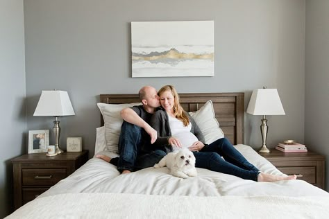 My maternity photo shoot tips: pose on the on the bed with your spouse and pooch #elizabethnord #photography #maternityphotos Maternity Poses On Bed, Maternity Photos On Bed, Bedroom Maternity Photos, Home Maternity Photography, Diy Maternity Photos, Indoor Maternity Photography, Family Maternity Pictures, Photo Shoot Tips, Maternity Studio