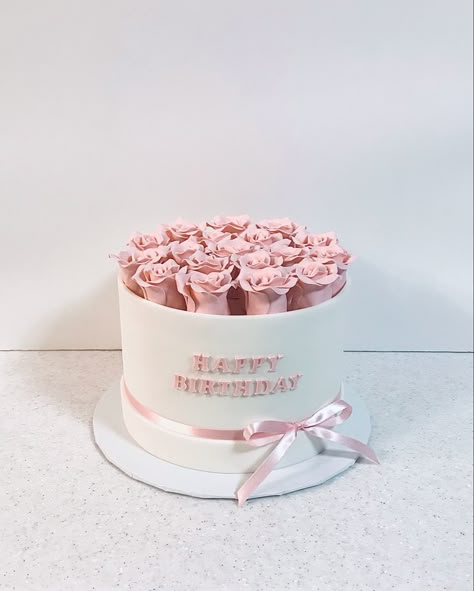 Fondant Cake Ideas For Women Birthday, Custom Cake Ideas For Women, 35th Birthday Cake For Her, 35th Birthday Ideas For Her Cake, Elegant Birthday Cakes For Women Classy, Luxury Cakes Birthday For Women, 50th Birthday Cake Images, 35th Birthday Cakes, Cakes For Teenagers