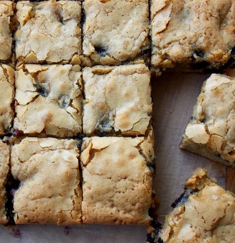 Blueberry Blondies, Lemon Blueberry Bars, Butterscotch Blondies, Homemade Brownies Easy, Desserts With Chocolate Chips, Baking Bad, Blueberry Bars, Blueberry Cookies, Berry Muffins