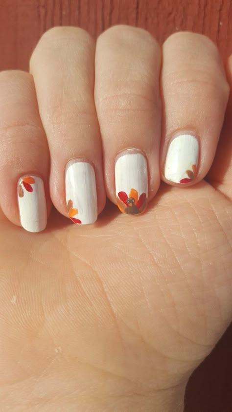 Thanking Nail Ideas, Fall Nails Turkey, Fall Nail Designs Diy Easy, Hand Turkey Nails, Thanksgiving Nails Easy Simple, Thanksgiving Nails Round, Turkey Nails Designs Easy, Easy Thanksgiving Nails Short, Cute Easy Thanksgiving Nails