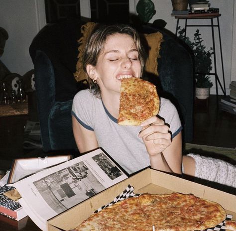 Pizza Worker Aesthetic, Photo With Pizza, Olivia Rouyre, Disposable Film Camera, Halloween Pizza, Pizza Photo, Pizza Girls, Pizza House, Local Pizza