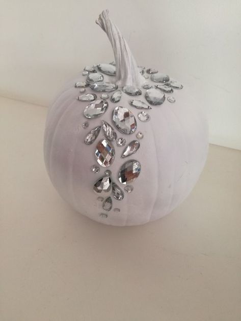 Pearl Pumpkin Decor, Jeweled Pumpkins, Pumpkin Carving Tutorial, Pumpkin Carving Ideas Halloween, Cinderella Photo, Halloween For Kids, Haunted Halloween Party, Carving Tutorial, Carve A Pumpkin