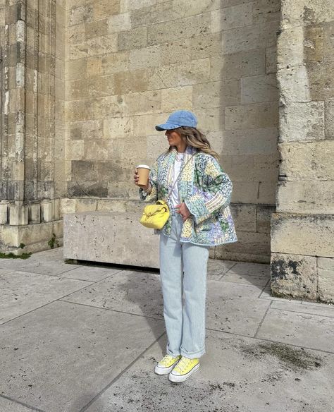 Patchwork Jacket Outfit, Copenhagen Street Style Summer, Colorful Ootd, Jackets For Spring, Granola Life, Colored Sneakers, Portuguese Style, Flower Jacket, Scandi Fashion