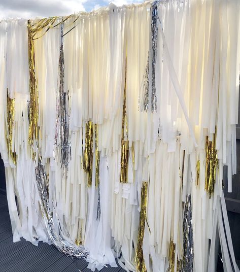 Make Your Own Photo Backdrop, Balloon Arch With Tassels, Tassel Wall Backdrop, Tassel Wall, Homecoming Backdrop Ideas, Tassel Backdrop Diy, Homecoming Backdrops For Pictures, White Fringe Backdrop, White Tassel Backdrop