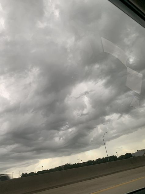 dark aesthetic cloudy sky (photo stolen from duncan 😦) Ugly Sky Pics, Ugly Sky Pictures, Aesthetic Cloudy Sky, Sky Photo, Random Aesthetic, Sky Pictures, Sky Photos, Cloudy Sky, Dark Aesthetic