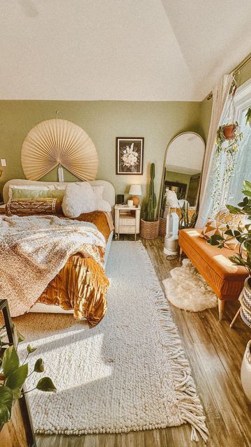 𝚜𝚢𝚍𝚗𝚎𝚢 | 𝚑𝚘𝚖𝚎𝚢 𝚟𝚒𝚋𝚎𝚜 ✿✌🏻 on Instagram: "cozy + earthy ✨   -and some beagles 🐶🤍   #vibes #homeinspo #decorideas #bedroom #bedroomdecor #decor" Granola House, Couch In Bedroom, Vintage Couch, Earthy Bedroom, Bedroom Couch, Granola Girl, Girl House, Granola, Sydney