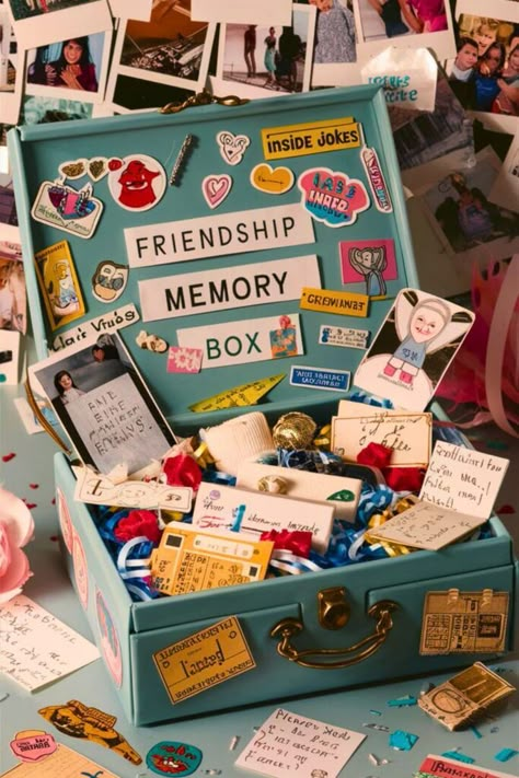 Memory Box For Best Friend, Memory Box Aesthetic, Diy Memory Box Ideas, School Memory Boxes, Christmas Gifts For Besties, Memory Box Ideas Diy, Memories Box Diy, Journal Routine, Keepsake Box Ideas