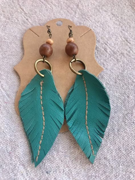 Leather Earrings With Feathers, Diy Leather Feather Earrings, Leather Feather Earrings, Leather Jewelry Making, Handmade Leather Jewelry, Diy Leather Earrings, Leather Jewels, Leather Jewelry Diy, Earrings Feather