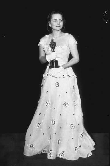 Olivia de Havilland, Best Actress winner 1950. 22nd Academy Awards Vestidos Oscar, Christian Dior Gowns, Orry Kelly, Best Actress Oscar, Scarlett O'hara, Hollywood Red Carpet, Oscar Fashion, Liza Minnelli, Olivia De Havilland