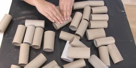 Hun klemmer tomme toiletruller - dette trick skal du huske til jul Tissue Box Crafts, Recycle Craft Projects, Ice Cream Stick Craft, Tissue Paper Roll, Toilet Roll Craft, Ice Cream Stick, Rope Crafts Diy, Popsicle Stick Crafts, Paper Rolls