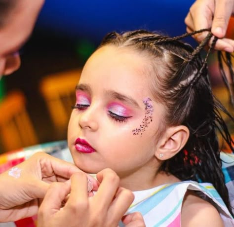 Ballet Makeup Kids, Ballet Makeup, Toddler Hairstyles Girl Fine Hair, Taylor Swift Makeup, Frozen Birthday Party Decorations, Cheer Makeup, Kids Cheering, Easy Little Girl Hairstyles, Peinados Hair Styles