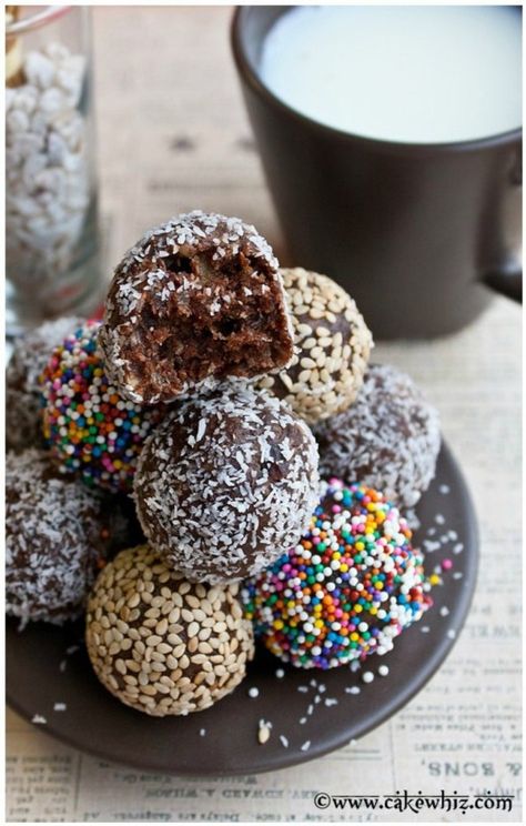 Chocolate Date Balls | Community Post: 15 Outrageously Tasty No-Bake Desserts To Eat This Fall Holiday Munchies, Cakes Slices, Date Balls, Scd Diet, Cleaner Eating, Power Snacks, Ball Recipes, Energy Ball Recipe, Power Balls