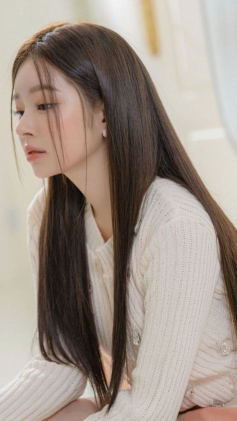 Kpop Straight Hair, Prettiest Haircuts, Straight Hair Asian, Long Asian Hairstyles, Asian Hair Inspiration, Jinny Kitchen, Long Hair Asian, Layout Makeup, Asian Long Hair